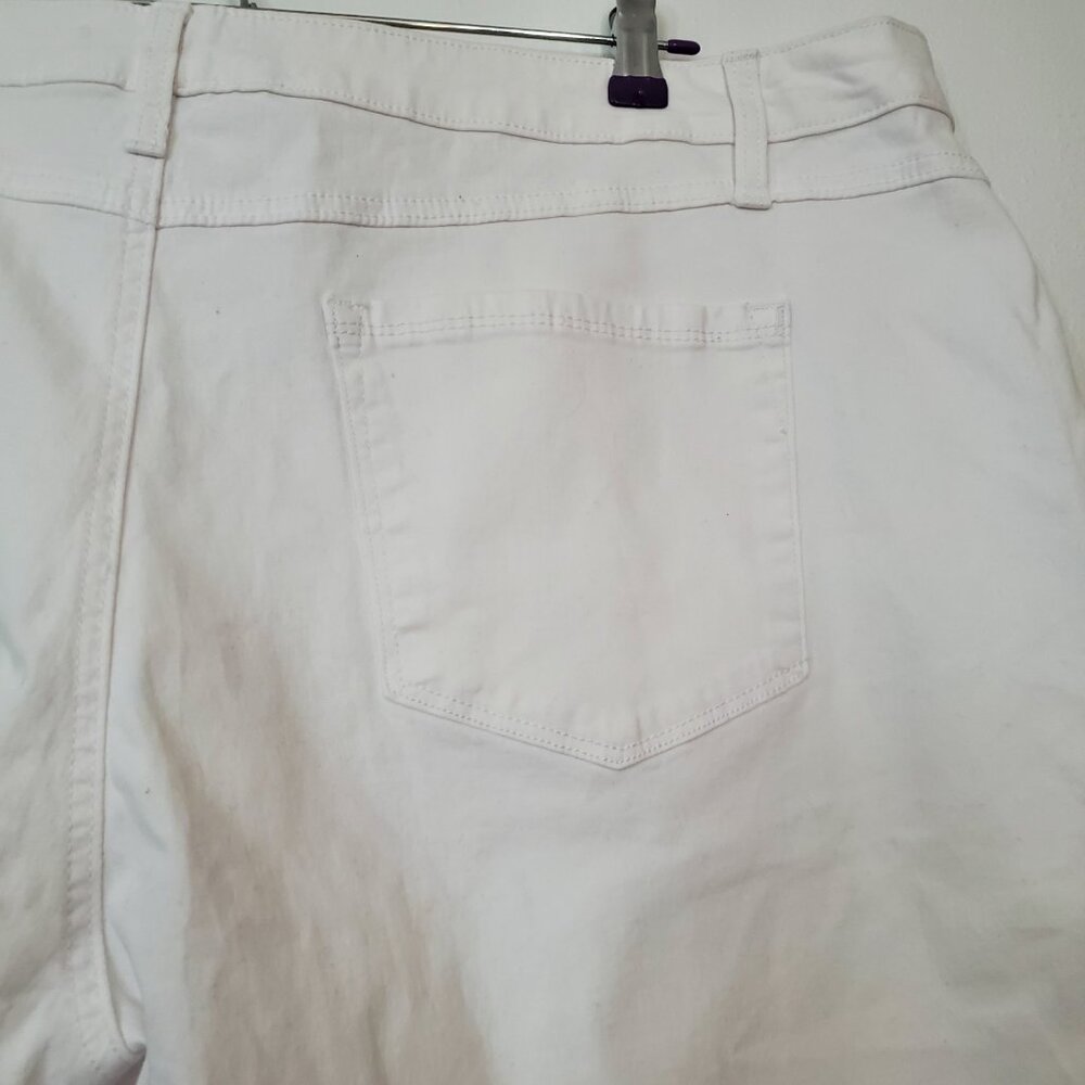 Women's Plus Size Bemuda Shorts 24W Set of 2 White A3 & Green St Johns Bay - Picture 13 of 14